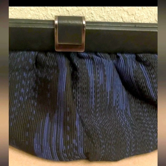 - VINTAGE COLE HAAN COLLECTION LINEN BLUE/BLACK LEATHER TOP FRAME CLUCH - Picture 4 of 10